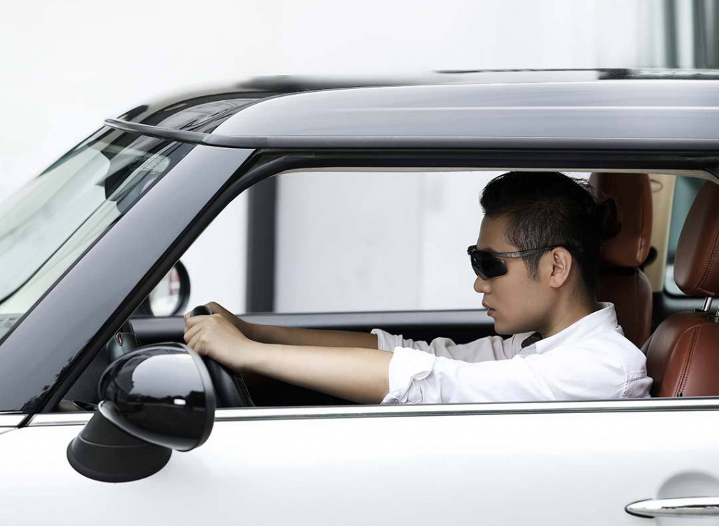 Водитель едет за рулем в очках Xiaomi Turok Steinhardt Polarized Driving Glasses GTR002-5020 Водитель едет за рулем в очках Xiaomi Turok Steinhardt Polarized Driving Glasses GTR002-5020
